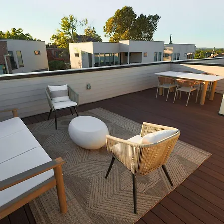 Heated Pool, Sauna & Firepit | Walk To Live Music *