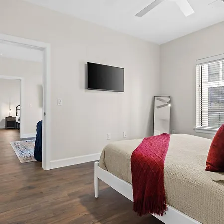 2br Near Broadway W Fireplace & Pool