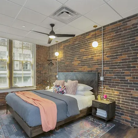 Holiday home The Honky Tonk 2 Blocks To Broadway,printers Alley Nashville