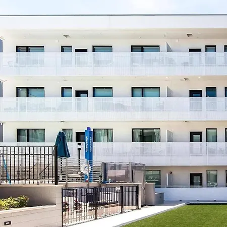 Apartment Modern Gulch Getaway With Pool, Garage And Balcony *