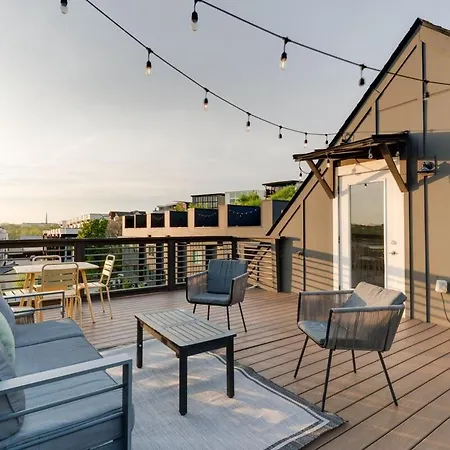 Rooftop Skyline View-close To Broadway-sleeps 8 Apartment