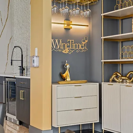 Stylish 2br W Skyline Views *