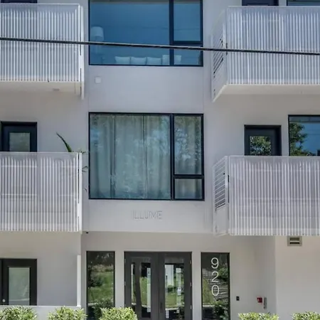 Modern Gulch Getaway With Pool, Garage And Balcony Apartment *