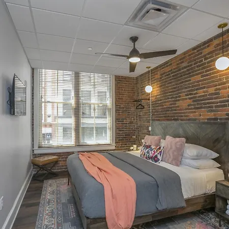 The Honky Tonk 2 Blocks To Broadway,printers Alley Holiday home Nashville