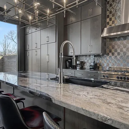 Modern Oasis Downtown Skyline View Prime Apartment Nashville