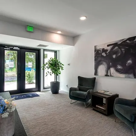 Modern Gulch Getaway With Pool, Garage And Balcony Apartment Nashville