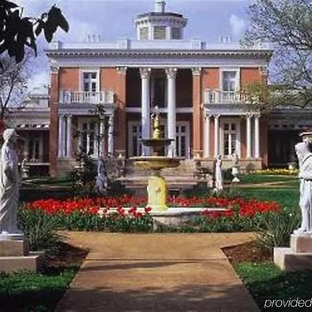 Hilton Garden Vanderbilt Hotel