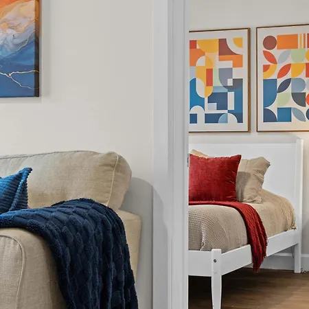 Apartment 2br Near Broadway W Fireplace & Pool *