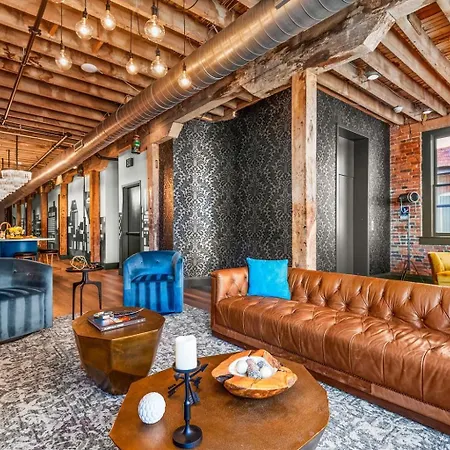 The Velvet Songbird Downtown Luxe Sleeps 24 Holiday home