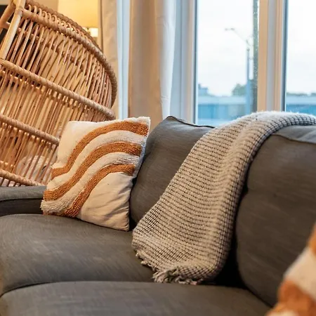 Rooftop Skyline View-close To Broadway-sleeps 8 Apartment