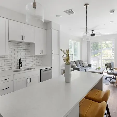 Landing Beautiful 2Bd Gym Courtyard *