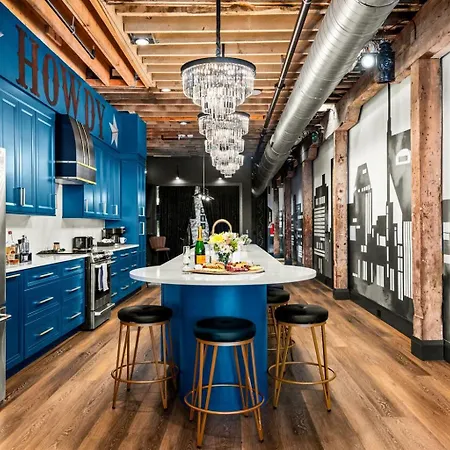 Holiday home The Velvet Songbird Downtown Luxe Sleeps 24