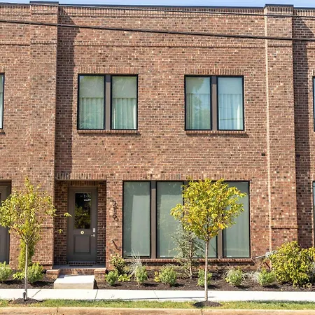 Modern 4br | Easy To Broadway + Heated Pool Apartment