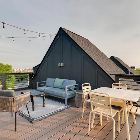 Rooftop Skyline View-close To Broadway-sleeps 8 Apartment *