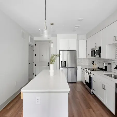 Landing Beautiful 2Bd Gym Courtyard Apartment *