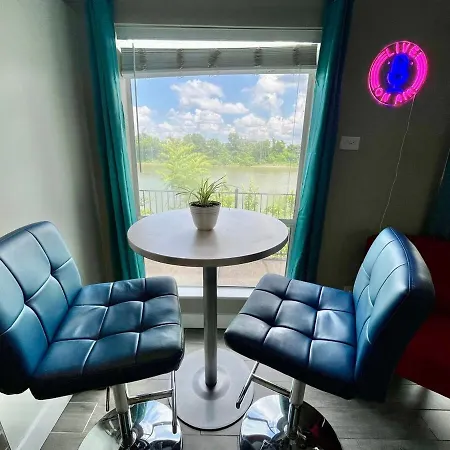Apartment Riverside Rhythm! Waterfront & Walk To Broadway! *