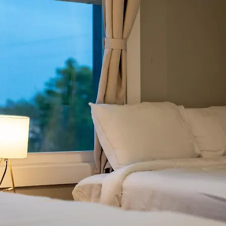 Rooftop Skyline View-close To Broadway-sleeps 8 Apartment