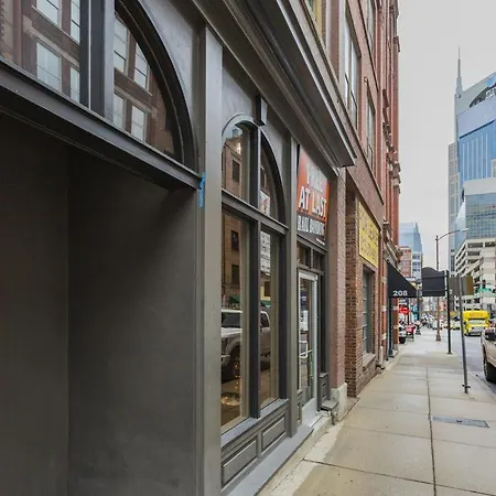 The Honky Tonk 2 Blocks To Broadway,printers Alley *