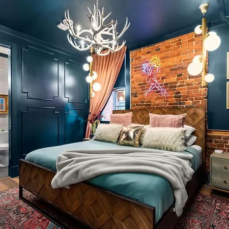 The Velvet Songbird Downtown Luxe Sleeps 24 Holiday home Nashville