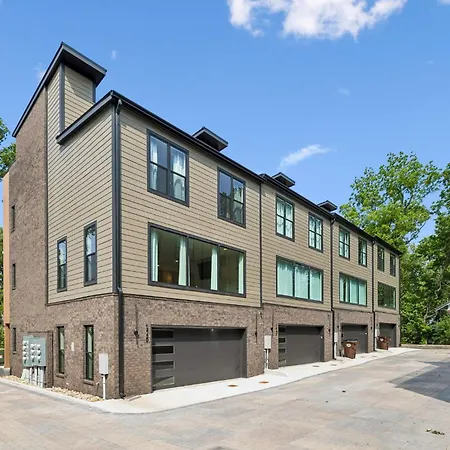 Modern 4br Townhouse Rooftop Lounge