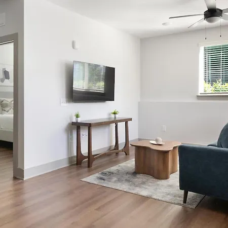 Landing Beautiful 2Bd Gym Courtyard Nashville