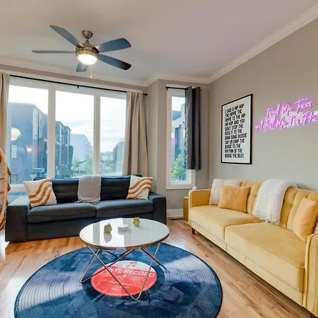 Rooftop Skyline View-close To Broadway-sleeps 8 Apartment