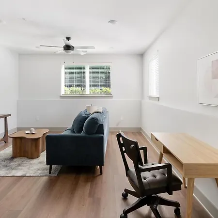 Landing Beautiful 2Bd Gym Courtyard