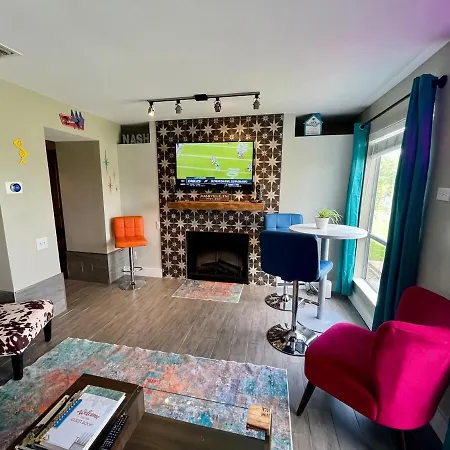 Riverside Rhythm! Waterfront & Walk To Broadway! Apartment Nashville