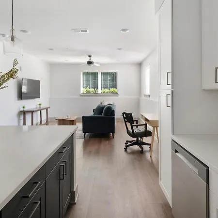 Landing Beautiful 2Bd Gym Courtyard
