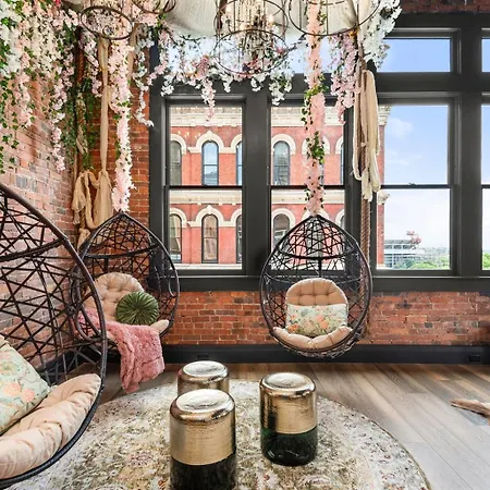 The Songbird-luxury Penthouse Steps To Broadway Holiday home