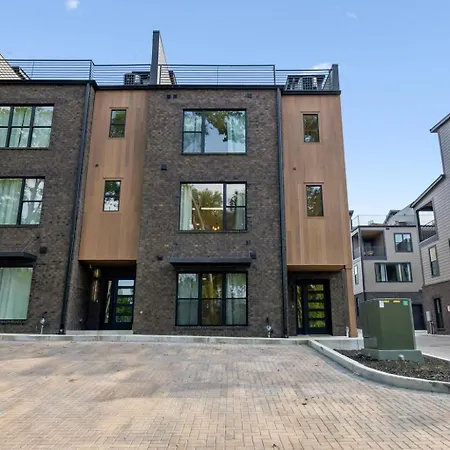 Modern 4br Townhouse Rooftop Lounge *