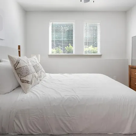 Landing Beautiful 2Bd Gym Courtyard Apartment