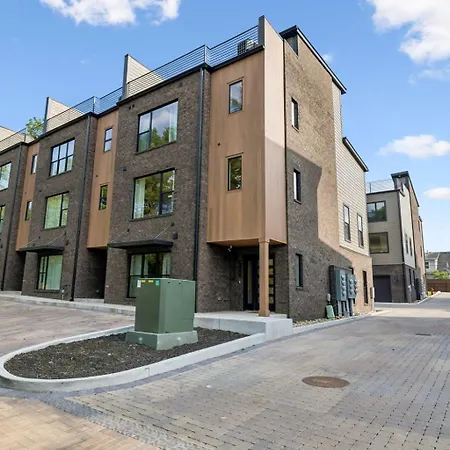 Modern 4br Townhouse Rooftop Lounge Apartment