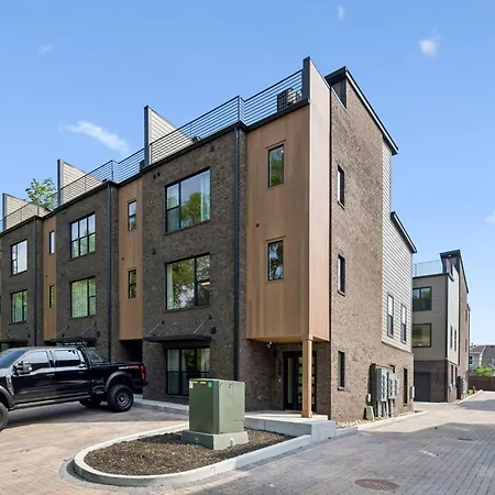 Modern 4br Townhouse Rooftop Lounge