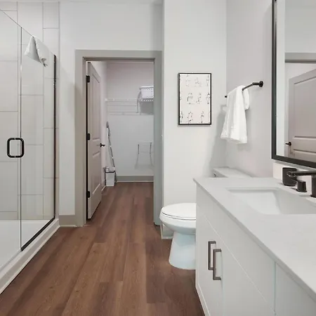 Landing Beautiful 2Bd Gym Courtyard *