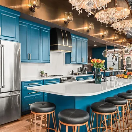 Holiday home The Songbird-luxury Penthouse Steps To Broadway