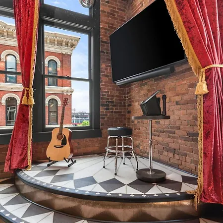 Holiday home The Songbird-luxury Penthouse Steps To Broadway