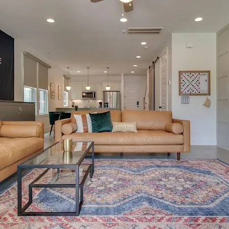 Modern East Townhome Walk To Local Favorite Restaurants And Bars 2 Car Garage Smart Tvs In Every Near Five Points The Gulch And 10 Min To Broadway 24 Hr Hospitality Holiday home