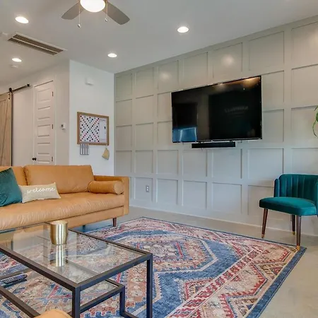 Holiday home Modern East Townhome Walk To Local Favorite Restaurants And Bars 2 Car Garage Smart Tvs In Every Near Five Points The Gulch And 10 Min To Broadway 24 Hr Hospitality