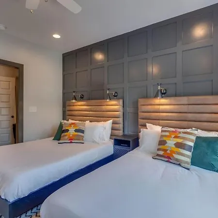 Spacious And Walkable East Nash Designer Twin Homes Sleep 20 With Smart Tvs Workspaces And Fast Wifi 2 Garages And Full Kitchens Walk To Mas Tacos 10 Min To Broadway 24 Hr Hospitality Holiday home *