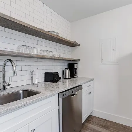 1705 State Street 5*