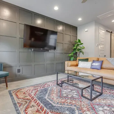 Holiday home Spacious And Walkable East Nash Designer Twin Homes Sleep 20 With Smart Tvs Workspaces And Fast Wifi 2 Garages And Full Kitchens Walk To Mas Tacos 10 Min To Broadway 24 Hr Hospitality *