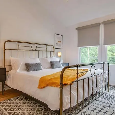 Holiday home Modern East Townhome Walk To Local Favorite Restaurants And Bars 2 Car Garage Smart Tvs In Every Near Five Points The Gulch And 10 Min To Broadway 24 Hr Hospitality