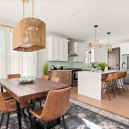 Holiday home Germantown Gem 4br | Sleeps 10 | Minutes To Downtown