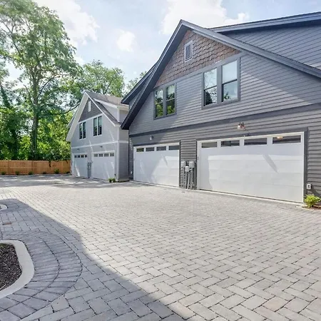 Holiday home Spacious And Walkable East Nash Designer Twin Homes Sleep 20 With Smart Tvs Workspaces And Fast Wifi 2 Garages And Full Kitchens Walk To Mas Tacos 10 Min To Broadway 24 Hr Hospitality *