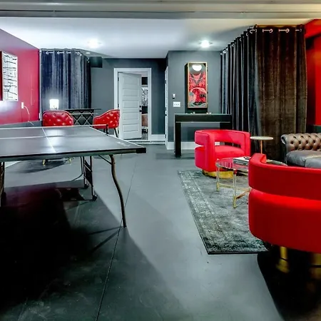 Playmate Lounge - Rooftop Hot Tub Game Holiday home