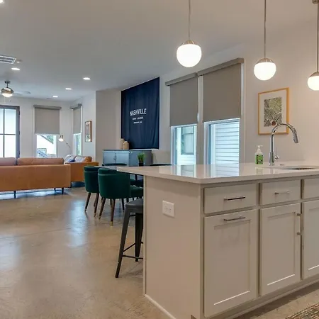 Modern East Townhome Walk To Local Favorite Restaurants And Bars 2 Car Garage Smart Tvs In Every Near Five Points The Gulch And 10 Min To Broadway 24 Hr Hospitality Holiday home *