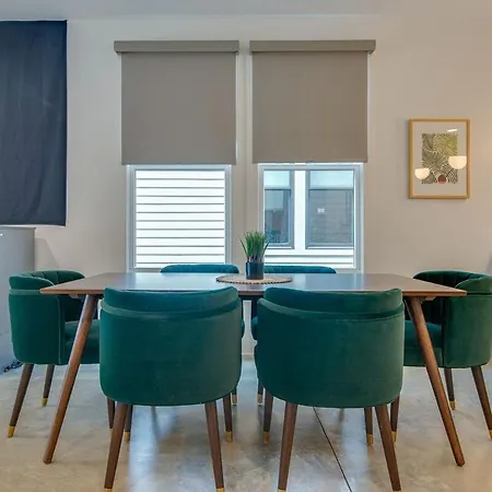 Modern East Townhome Walk To Local Favorite Restaurants And Bars 2 Car Garage Smart Tvs In Every Near Five Points The Gulch And 10 Min To Broadway 24 Hr Hospitality Holiday home
