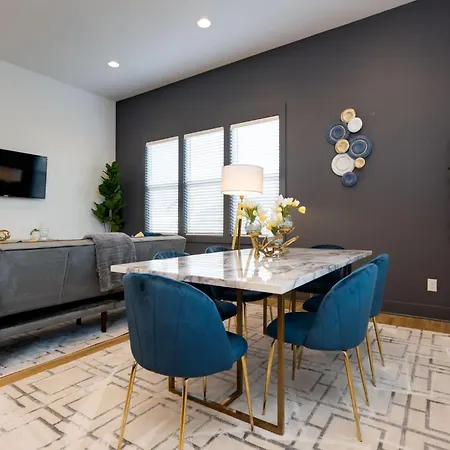 Twin Townhomes - 8br Sleeps 24 Near Dt Holiday home