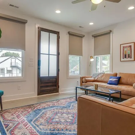 Modern East Townhome Walk To Local Favorite Restaurants And Bars 2 Car Garage Smart Tvs In Every Near Five Points The Gulch And 10 Min To Broadway 24 Hr Hospitality Holiday home